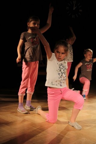 STACJA KULTURA - podsumowanie sezonu kulturalnego 2013/2014,  26 czerwca 2014 r.,  wystąpili: Małe Formy Teatralne, Klub Piosenki i Poezji, Dziecięcy Zespół Teatralny DO GÓRY, Mała Wielkopolska, Zespół Tańca AKCENT i MINIAKCENT.